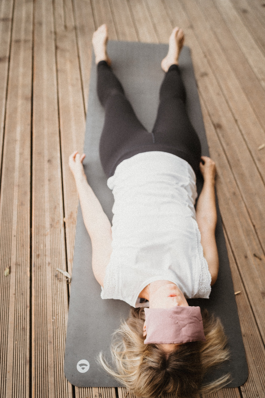 Entspannte Atemreise in Savasana mit Augenkissen
